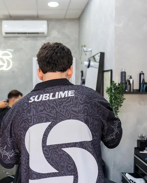 Barbero de espaldas con la camiseta de Sublime