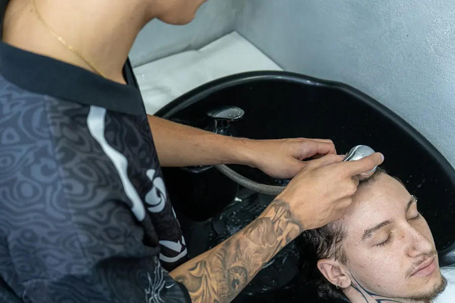 Lavado de pelo con masaje