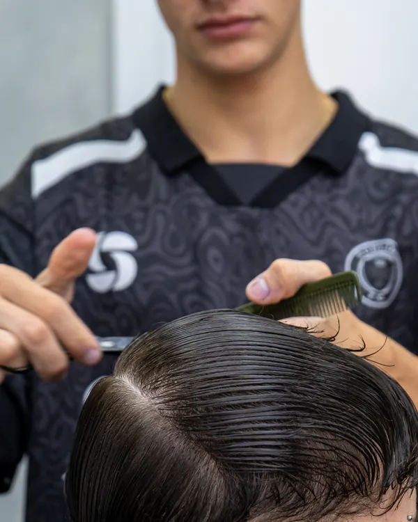 Peinado a peine y tijera con el pelo mojado