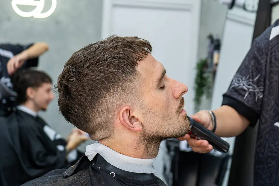 Perfilado de barba a un cliente