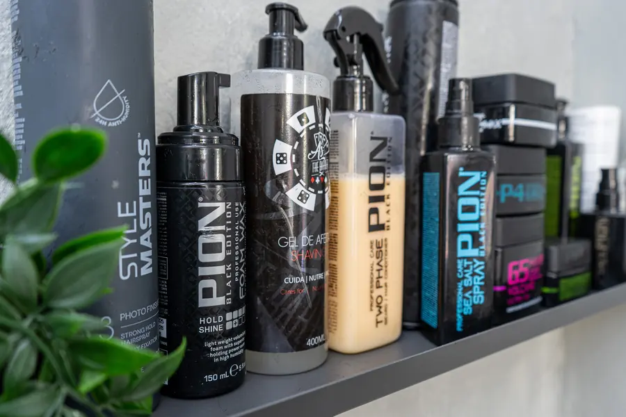 Productos profesionales de peinado en la estantería