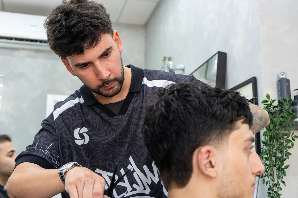 Primer plano de Javi trabajando un corte con tijera