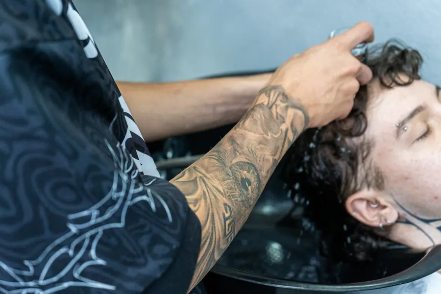 Lavado de pelo en el lavacabezas del estudio